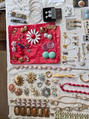 LOT OF VINTAGE  & MODERN COSTUME JEWELRY AND JEWELRY BOXES! OVER 100 PIECES!